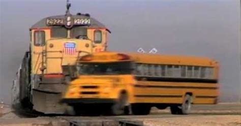 Bila bangun bersiap hendak mandi terdengar bunyi alarm kereta saya. Jalur Kereta Bus Sekolah - Urban Legend Indonesia