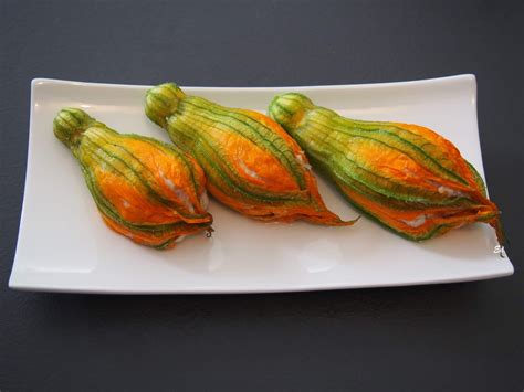 Fleurs de courgettes farcies mozzarella et jambon de Parme