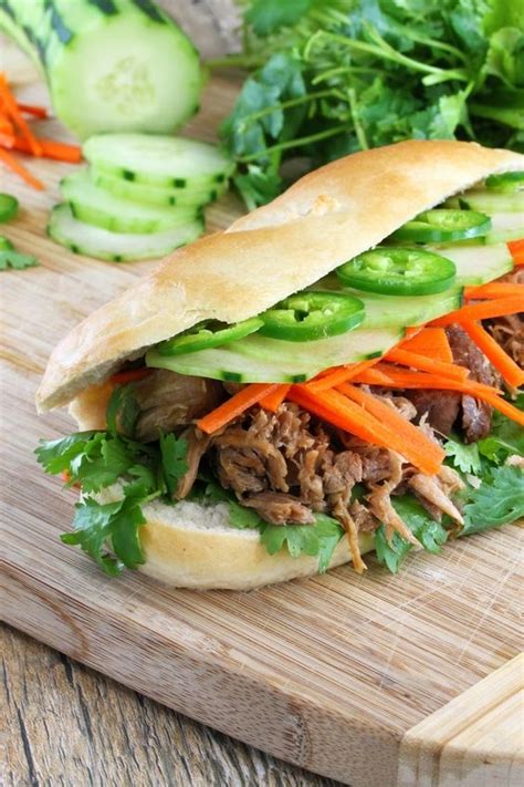 Ở việt nam, các ổ bánh mì thường nhẹ xốp có lớp vỏ bên ngoài vàng giòn, rất mỏng và rỗng ruột. Lý do bánh mì Việt Nam ngon nhất thế giới | Thời Đại