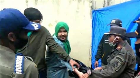 Tak Terima Terjaring Razia Masker Dan Tak Pakai Helm Emak Emak Di Aceh