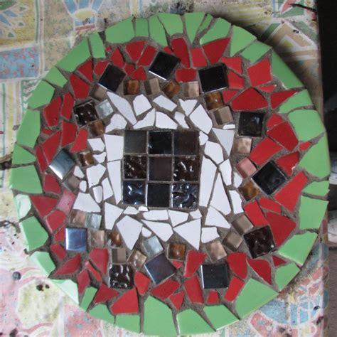 How to Make Mosaic Designs for a Table With Ceramic Tiles - FeltMagnet