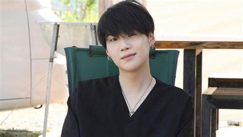 Orang-orang Terdekat Ungkap Kondisi Terkini Suga Pascaoperasi Bahu