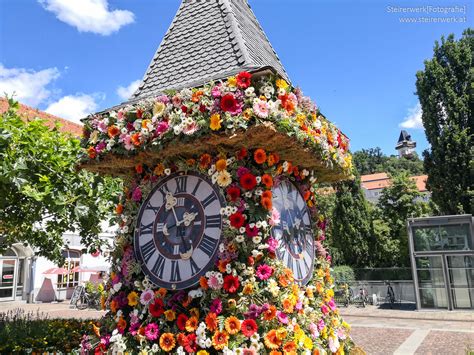 Zählt zu den beliebtesten sehenswürdigkeiten in graz und geht gut mit kindern: Blumenuhrturm: Ein bunt geschmücktes Kunstwerk in Graz ...
