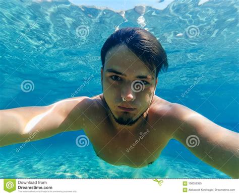 L Operatore Subacqueo Maschio Nuota Nel Mare E Nella Presa Del Selfie Sulla Vacanza Immagine
