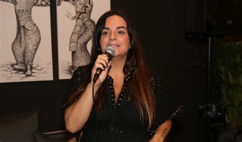 עכשיו, כשופטת בתוכנית אייל גולן קורא לכם, היא מגלה אהבה חדשה שמחזירה. אופירה אסייג: "ביבי הפסיד ולא הולך הביתה. לא ראיתי דבר כזה ...