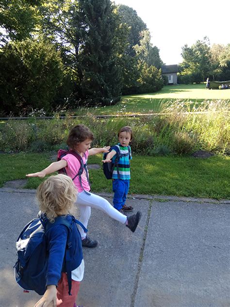 Auf einem stattlichen areal von rund 14.000 quadratmetern finden kinder hier so viele spielmöglichkeiten, dass die wahl sichtlich. Un día en el Forest Kindergarten Robin Hood de Berlín ...