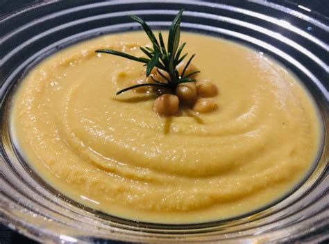 La vellutata con farina di ceci ha come ingrediente principale proprio quest'ultima, insieme al brodo vegetale. Vellutata di Ceci e Patate, l'ideale per una bella cena calda