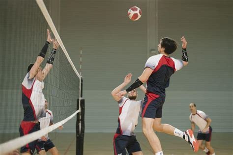 Siatkówka stała się w naszym kraju sportem narodowym, który chętnie jest uprawiany przez ludzi w każdym wieku. Siatkówka - zasady gry. Poznaj zasady gry w piłkę siatkową ...
