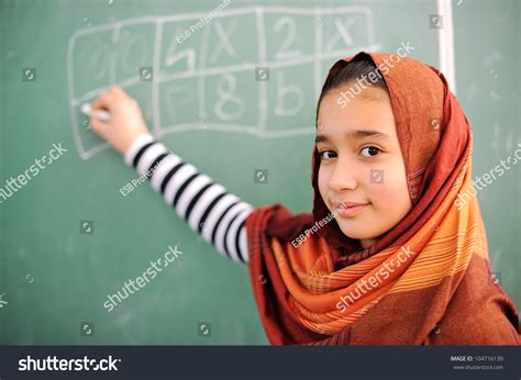 226 Afbeeldingen Voor Iranian School Girls Afbeeldingen Stockfoto‘s