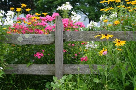 The construction of a split rail fence couldn't be simpler. 28 Split Rail Fence Ideas for Acreages and Private Homes