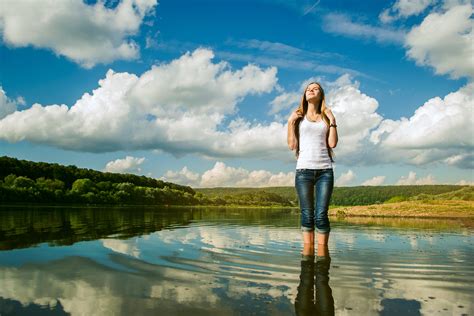 무료 이미지 바다 물 자연 수평선 구름 하늘 소녀 여자 햇빛 아침 호수 강 여름 휴가 반사 즐겨