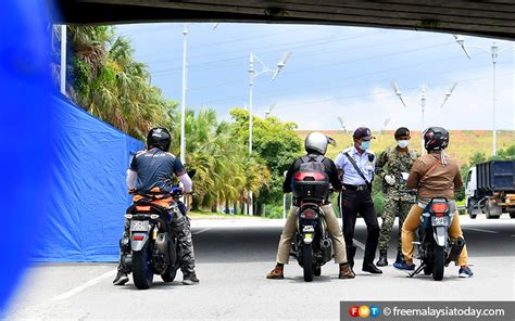 Our police officers/health inspectors handing out these ridiculous summonses aren't likely to be earning much more than these minimum wage earners they are fining. Lindungi diri anda daripada jangkitan Covid-19 dengan ...