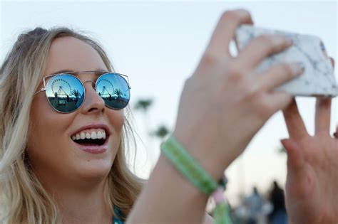 Sexy Selfies By Women Linked To Economic Inequality Study