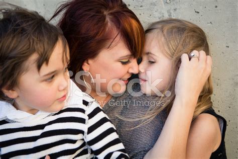 Foto De Stock Madre Abrazando Con Sus Dos Hijos En El Escenario Al
