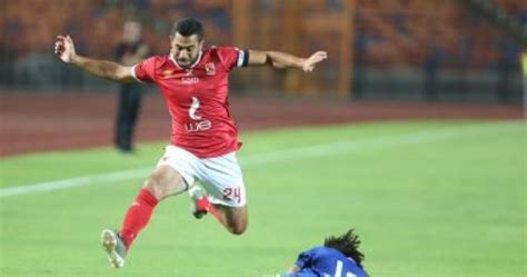 الزمالك فاوض فتحي، وكاد أن يضمه، ولكنه اختار المال وفضل عرض الأهلي، بعد أن تلقى هدية من تركي آل الشيخ الرئيس الشرفي وأشار إلى أنه ليس مقبولا أن يدفع الزمالك 15 مليون جنيه سنويا لأحمد فتحي، الذي وصل إلى 35 عاما، موضحا أن فتحي يريد المال وهذا حقه. أحمد فتحي يحمل شارة قيادة الأهلي في مواجهة أسوان بالدوري ...