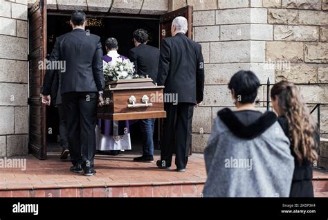Muerte Funeral Y Gente Con Ataúd A La Iglesia Servicio De Capilla Y
