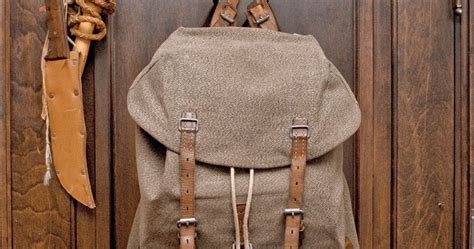 Peut être datée précisément à elle a une relief date de 1939 sur le cuir en haut. 7 sacs à dos vintage en toile et cuir, solides et intemporels