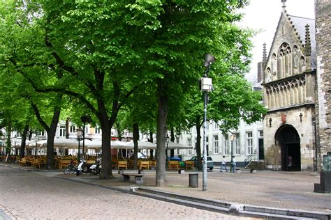 Located in a former monastery in the historic jekerkwartier district, it's notable for its displays illustrating the geological development of the region through exhibits of fossils and local rock types. Sehenswürdigkeiten | Städte | Maastricht | Goruma