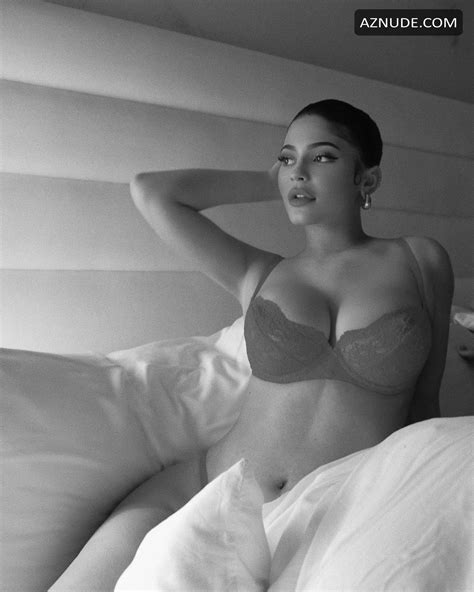 Kylie Jenner Sexy In Bed Published Black And White Pictures On