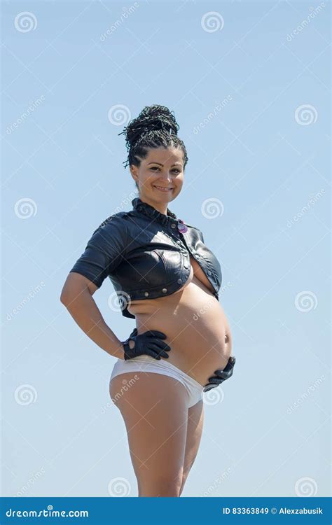 Mujer Embarazada Que Presenta Con La Panza Desnuda Al Aire Libre Imagen