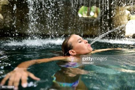 Woman Bathe Waterfall Photos Et Images De Collection Getty Images