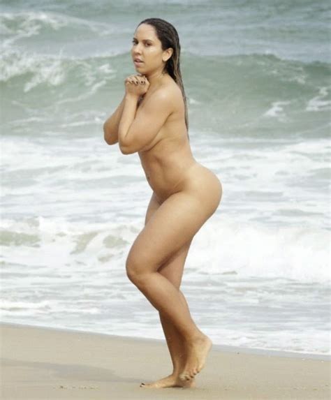Completamente nua Mulher Melão toma banho de mar mostrando o pacotão