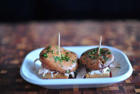 Cómo hacer huevos rotos o estrellados con setas, mi recomendación, níscalos o rovellones, una secamos las patatas con papel absorbente de cocina y reservamos. Receta de cocina de pinchos de níscalos y fiambre de pavo ...