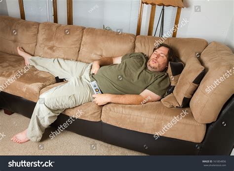 Gordo homem dormindo no sofá com Foto stock Shutterstock