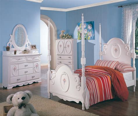 You can choose from simple sets with just a bed and dresser, or sets that come with a bed, dresser, nightstand and additional chest. White bedroom furniture for little girls | Hawk Haven