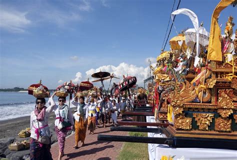 Hari Raya Nyepi Datang Ribuan Umat Hindu Di Bali Gelar Upacara Melasti
