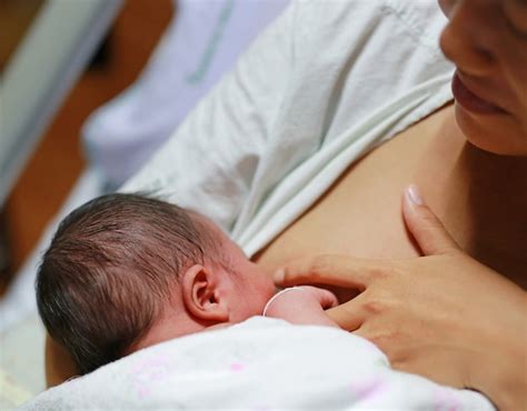 Joven Madre Amamantando A Su Hijo Reci N Nacido Foto Premium