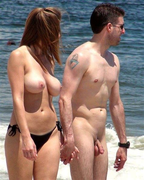 Couple à La Plage Monsieur Nu Madame Topless Free Download Nude Photo