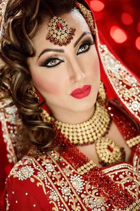 Try this flat hairstyle which is a beautiful combination of indian and spanish style. Top Trending Indian Wedding Hairstyles and Tips For ...