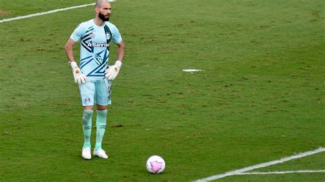 Grêmio anuncia rescisão de contrato consensual com goleiro Vanderlei