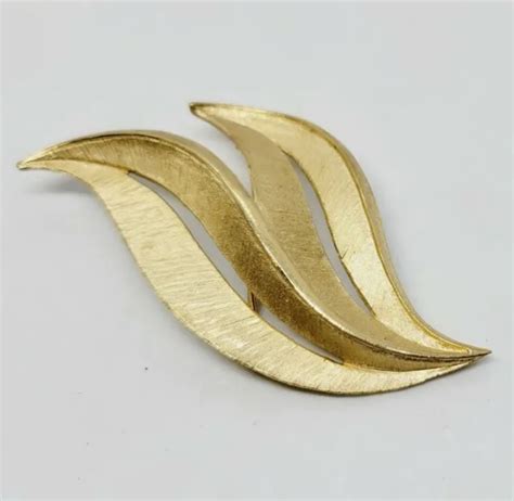 VINTAGE CROWN TRIFARI Art Deco Swirl Leaf Brushed Gold Tone Pin Brooch
