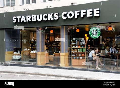 Starbucks Kaffee Tottenham Court Road London England Uk