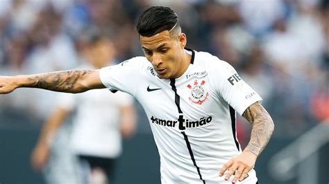 Sevilla's brazilian defender guilherme arana and fk krasnodar's uruguayan midfielder mauricio pereyra vie for the ball during the uefa europa league. OFICIAL: Guilherme Arana é reforço do Sevilha