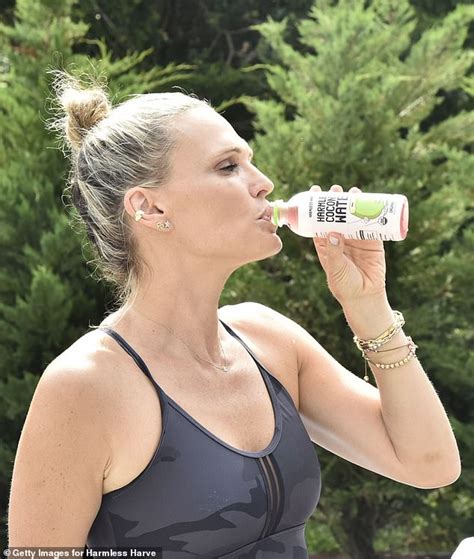Molly Sims Dons All Black To Host A Charity Dancebody Workout Class In The Hamptons Daily Mail