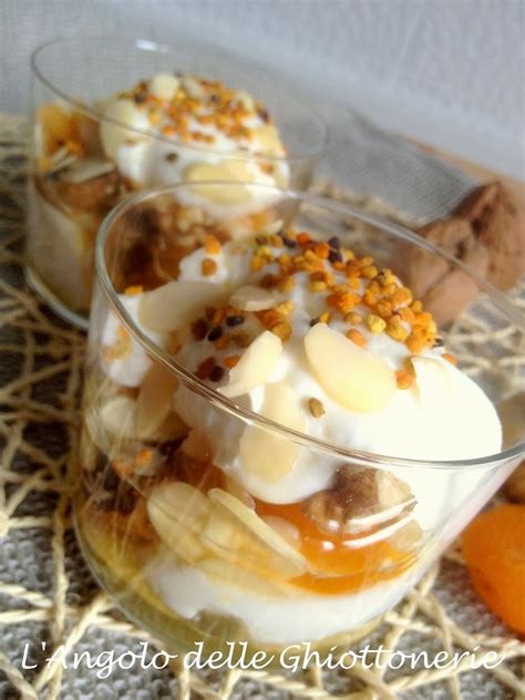 Maybe you would like to learn more about one of these? Coppette allo yogurt greco, variegate con miele d'acacia ...