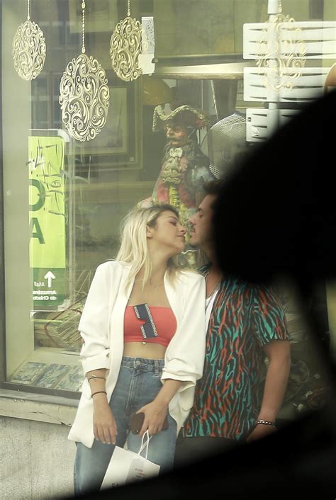 Um momento divertido, em que a cantora enche o carrinho e kasha vai contradizendo que não podem levar tudo: Bárbara Bandeira e Kasha: Finalmente o beijo - Fotos ...