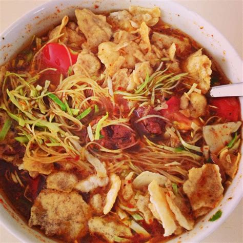 This is one of indonesian soups that is served with a mixture of 2 kinds of noodles. Jakarta street food soto mie made by me (With images ...