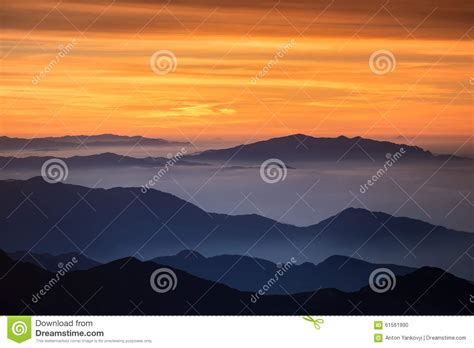 Disiga kullar arkivfoto. Bild av solnedgång, lutning ...