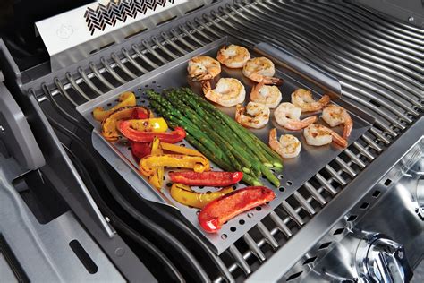 51,0 x 45,0 cm 3 edelstahl hauptbrenner grillkammer aus aluguss beide seitenablagen klappbar wave™ gusseisen. Grillplatte Grill Topper mit Zedernholz Räucherbrett ...