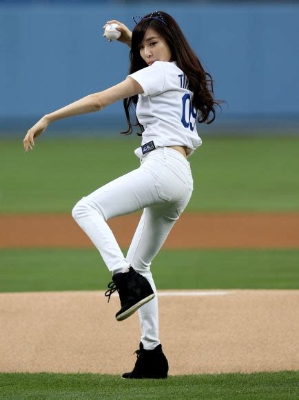 [gallery] Girls’ Generation Throws Ceremonial First Pitch For The La Dodgers Soompi