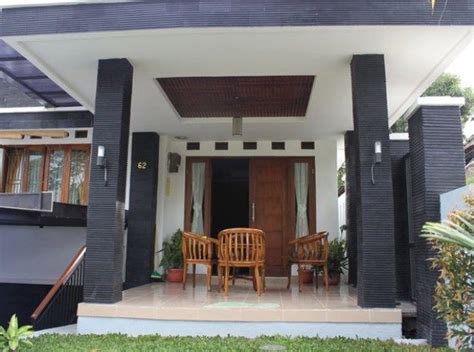 Ada dua taman mini yang berada di lantai. Batu Alam Desain Profil Tiang Teras Rumah Minimalis