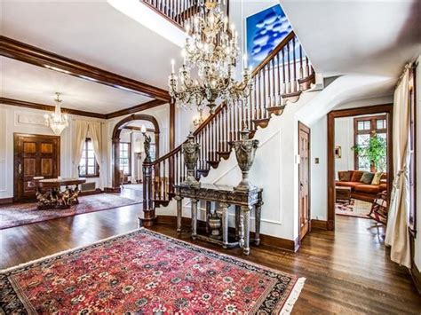 Be Transported To The Roaring 20s In This Kessler Park Italian