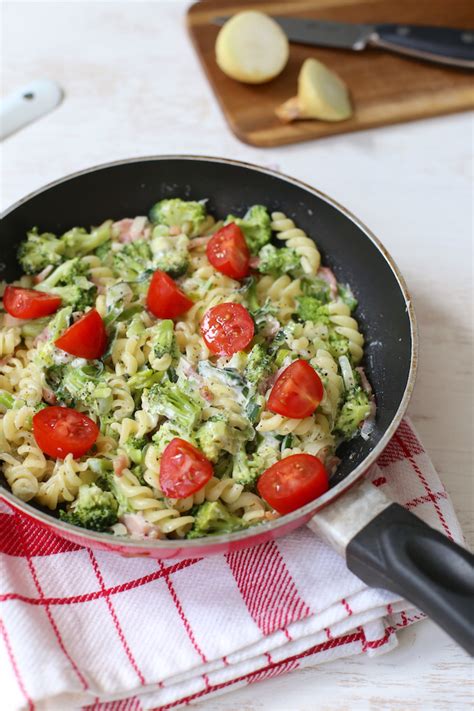 Romige pasta met broccoli en spekjes Lekker en Simpel