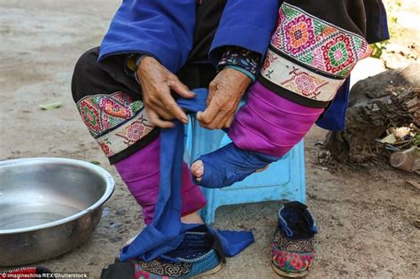 elderly chinese villagers show off their bound feet women in china chinese women poses for