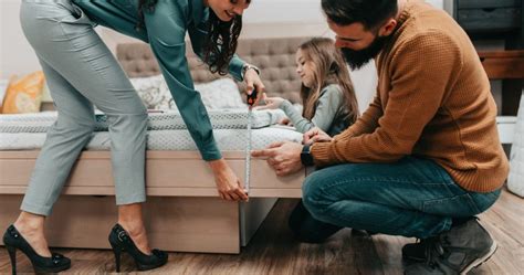 Miss mit einem maßband ab, um wie viel zentimeter dein bett hochgelegt werden soll. Was ist eigentlich die optimale Betthöhe? - Betten-ABC ...