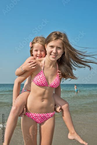 Mädchen Am Strand Huckepack Stock Foto Adobe Stock